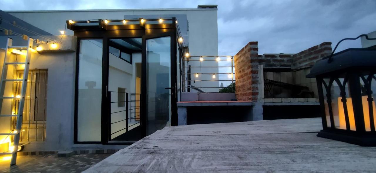 Вилла House With Large Terrace, Jacuzzi And Gated Parking For One Car Монтевидео Экстерьер фото